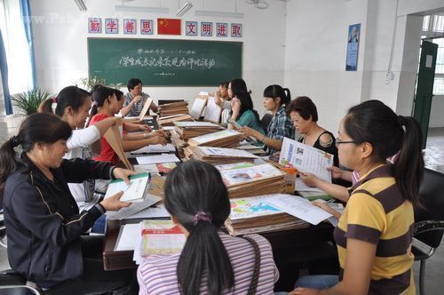 市26中小:开展“学生成长记录袋“评比活动