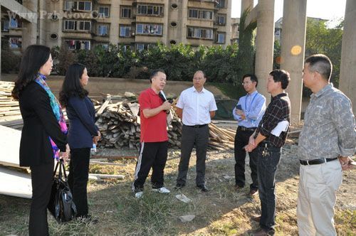 市实验学校:召开北校及师生安全通道建设现场办公会