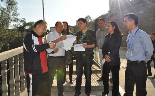 市实验学校:召开北校及师生安全通道建设现场办公会