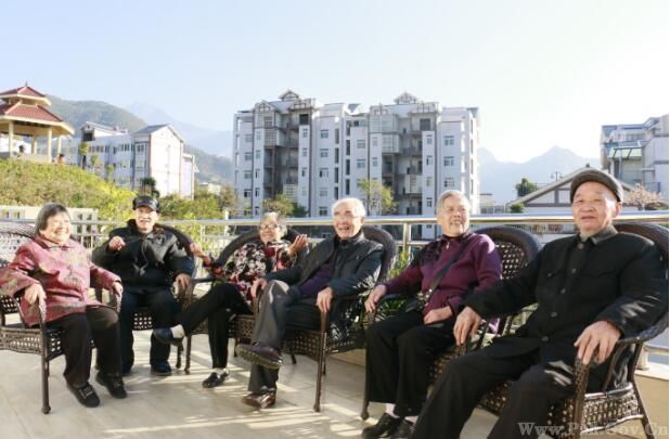 在攀枝花过冬的外地老人.jpg